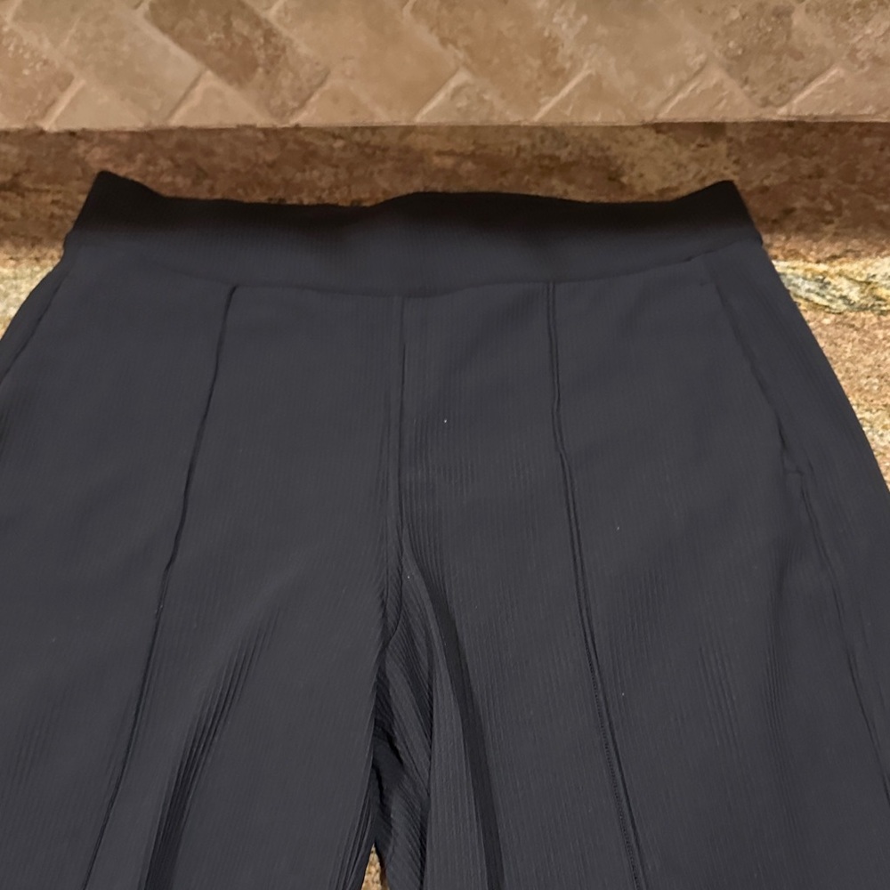 Lululemon High-Waisted knit pant